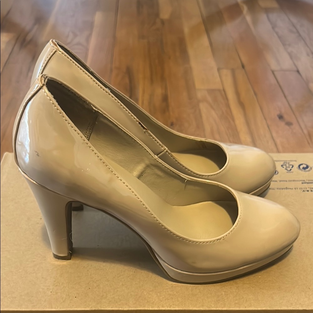 Unlisted by Kenneth Cole Cream Patent Heels Rounded Toe